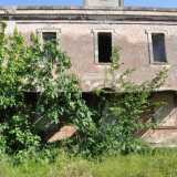 Attraversiamo l�ingresso circondato da piante e arbusti e accediamo nel cortile. Da qui � possibile vedere il mulino